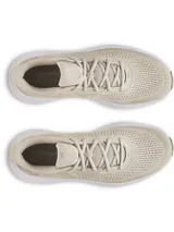 Championes de running Under Armour Charged Rogue 5, color beige con suela blanca. Presentan parte superior de malla técnica transpirable, entresuela Charged Cushioning para mayor amortiguación y suela exterior de goma resistente.