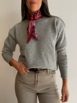 Sweater de tejido de punto suave con cuello redondo y mangas largas con puños acanalados. Presenta un diseño de calce cómodo y versátil, ideal para uso diario.