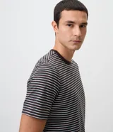 Remera masculina confeccionada en algodón peruano, con diseño de rayas horizontales, cuello redondo oscuro en contraste y mangas cortas.