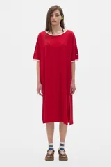 Vestido midi rojo de rib, con cuello redondo amplio y manga corta caída. Presenta cortes a los lados.