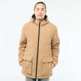 Parka ligera color beige con capucha ajustable, cierre frontal con cremallera y parche decorativo con texto en la manga.