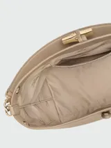 Bolso de hombro tipo bucket en cuero color beige, con cierre de pasador metálico característico de la línea Le Roseau y correa ajustable.