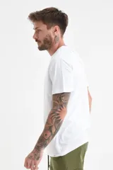 Remera manga corta con cuello redondo en color blanco, de corte clásico y diseño liso.