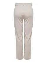 Pantalón recto color marrón, de tiro medio con trabillas para cinturón y cierre frontal con cremallera y gancho.
