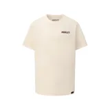 Remera de algodón color crema con cuello redondo, manga corta y logo de la marca estampado en el pecho en color marrón.