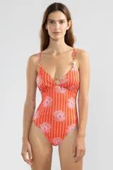 Traje de baño enterizo rojo con estampado de rayas verticales blancas y flores rosas. Tiene escote en V, breteles finos con apliques florales y copas con soporte.