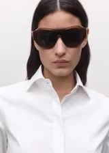 Camisa blanca de algodón, de corte clásico con cuello camisero, manga larga y cierre frontal con botones.