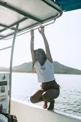 Top corto blanco de algodón con cuello redondo y mangas cortas.