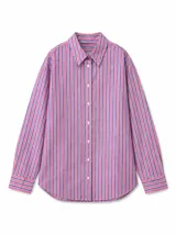 Camisa de corte clásico con cuello camisero, cierre frontal de botones y mangas largas con puños abotonados. Presenta un diseño de rayas verticales en tonos rosado, azul y blanco.