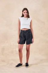 Bermuda de jean negro con corte wide leg, tiro medio y ruedo desflecado.