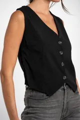 Chaleco negro con escote en V y cierre frontal con botones.