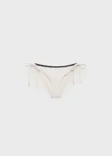 Braga de bikini color blanco con ribetes negros en contraste y lazos laterales.