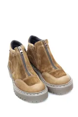 Botin de cuero con diseño bicolor en tonos marrón oscuro y tostado, con cierre frontal y suela track dentada.