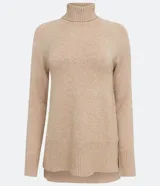 Suéter de tejido de punto color beige con cuello alto, mangas con corte raglán y puños y ruedo acanalados. Presenta un diseño clásico y cómodo con el ruedo trasero ligeramente más largo.