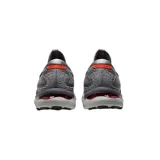 Championes de running Asics Gel Nimbus 24, color gris con detalles en negro y rojo. Presentan tecnología FF Blast+ en la entresuela para mayor amortiguación y diseño de malla transpirable.
