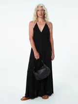 Vestido largo negro con escote en V y tirantes finos.