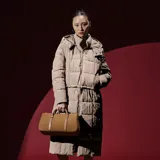 Campera multifunción modular de nylon matelaseado color taupe. Diseño versátil con sistema de cierres que permite transformarla en cuatro versiones: campera larga, campera corta, chaleco largo y chaleco corto. Cuenta con capucha desmontable, cierre frontal completo y bolsillos laterales.