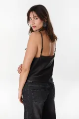 Blusa de satén color negro con escote drapeado y tirantes finos.