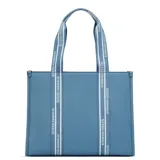 Cartera Guess modelo Jackie Denim, de color celeste con acabado texturizado. Cuenta con doble asa de hombro con tiras decorativas estampadas con el logo de la marca, bolsillo frontal y detalle del logo triangular metálico en el centro.