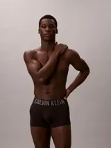 Pack de tres boxers ajustados de corte trunk marca Calvin Klein, modelo Intense Power. Confeccionados en mezcla de algodón y elastano de color negro, cuentan con una llamativa cinturilla elástica distintiva con el logotipo de la marca en colores gris, azul y blanco.