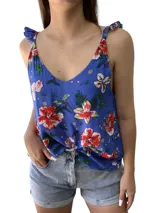 Blusa azul con estampado de flores rojas, blancas y amarillas, con breteles finos que se atan en los hombros.