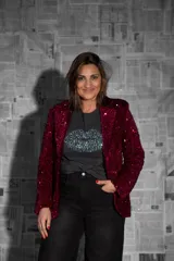 Blazer negro con lentejuelas, de corte recto y mangas largas.