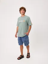 Remera holgada negra de algodón con estampa frontal y en la manga de la marca Rusty.