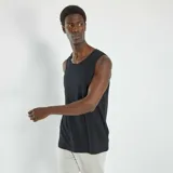 Musculosa negra de algodón con cuello redondo y sisas amplias.