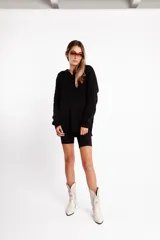 Botas tejanas de cuero color blanco hueso con bordados decorativos en hilo plateado, taco bajo y cierre lateral. Forradas en neoprene para mayor comodidad.