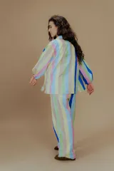 Camisa de lino con cuello clásico y mangas abullonadas, con estampado de rayas verticales en tonos pastel y azul vibrante.