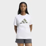 Remera Adidas de corte clásico y cuello redondo, confeccionada en tejido de punto jersey de algodón. Presenta un estampado frontal con el logo de la marca en diseño de camuflaje multicolor.