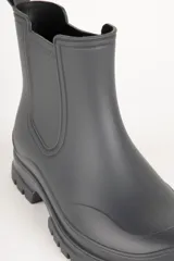 Botas de lluvia de caña baja color gris, con elástico lateral y suela track.