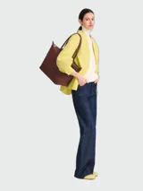 Bolso tote grande Longchamp modelo Le Pliage, color bordó, con asas dobles finas de cuero y solapa con cierre de botón a presión.