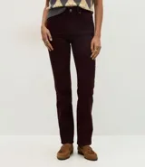 Pantalón de corte slim en color bordó, confeccionado en denim con elastano. Presenta cintura mediana, cierre frontal con cremallera y botón, trabillas para cinturón y bolsillos funcionales.
