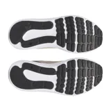 Championes de running Under Armour modelo UA Charged Surge 4 para hombre. Presentan una capellada de malla transpirable color negro con refuerzos sintéticos y entresuela Charged Cushioning blanca para una amortiguación reactiva.