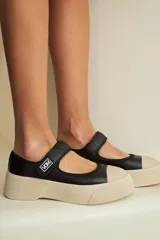 Guillerminas color beige confeccionadas en cuero, con suela y puntera de goma y plataforma de 4 cm.