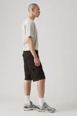 Short cargo color marrón oscuro, de corte recto y bolsillos laterales con solapa en las piernas.
