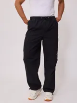 Pantalón cargo negro de sarga, corte holgado, con cintura elástica ajustable con cordón y múltiples bolsillos.