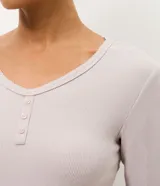 Blusa de pijama Lov de manga larga, confeccionada en tejido rib acanalado color gris claro. Presenta cuello redondo con tapeta de tres botones y un ajuste regular anatómico.