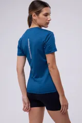 Remera deportiva azul con tecnología dryfit y logo estampado en el pecho.