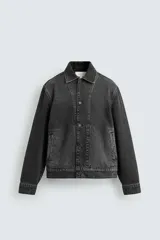 Sobrecamisa de corte regular confeccionada en denim de algodón con efecto lavado. Presenta cuello solapa, cierre frontal con botones, mangas largas con puños abotonados y bolsillos de vivo en la cadera.