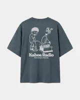Remera gris oscura de corte oversize, con mangas cortas y diseño gráfico estampado en la espalda que incluye la inscripción "Kaboa Radio" y un dibujo animado.