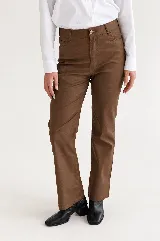 Pantalón engomado de tiro alto y pierna recta, color marrón, con acabado sutilmente brillante y bolsillos clásicos.