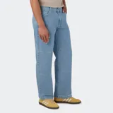 Pantalón de jean celeste de corte holgado, con doble rodilla reforzada y múltiples bolsillos.