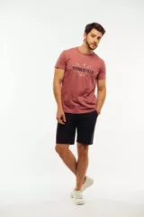 Bermuda tipo chino de gabardina, con cierre de cremallera y botón, bolsillos laterales y traseros, y pasacintos.