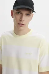 Remera de mangas cortas a rayas horizontales blancas y amarillas, con logo bordado en el pecho.