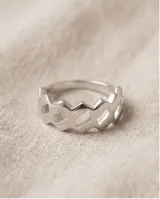 Anillo de plata 925 con diseño calado geométrico en forma de rombos entrelazados.