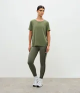 Remera deportiva de manga corta y cuello redondo, confeccionada en poliamida con elastano. Presenta un diseño liso con detalle de recorte en la espalda, ideal para actividades físicas por su tejido ligero, suave y de secado rápido.
