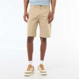 Bermuda chino color beige de corte clásico, confeccionada en tejido twill, con bolsillos laterales y traseros.