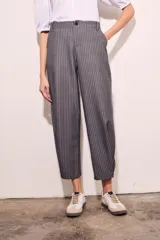 Pantalón gris a rayas verticales blancas, de corte recto y tiro medio.